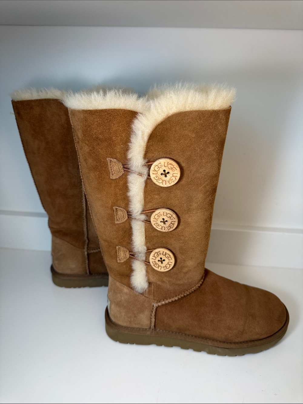 UGG Australia Bailey Button Triplet Chestnut Suede Boots - Size 6 - Picture 3 of 9